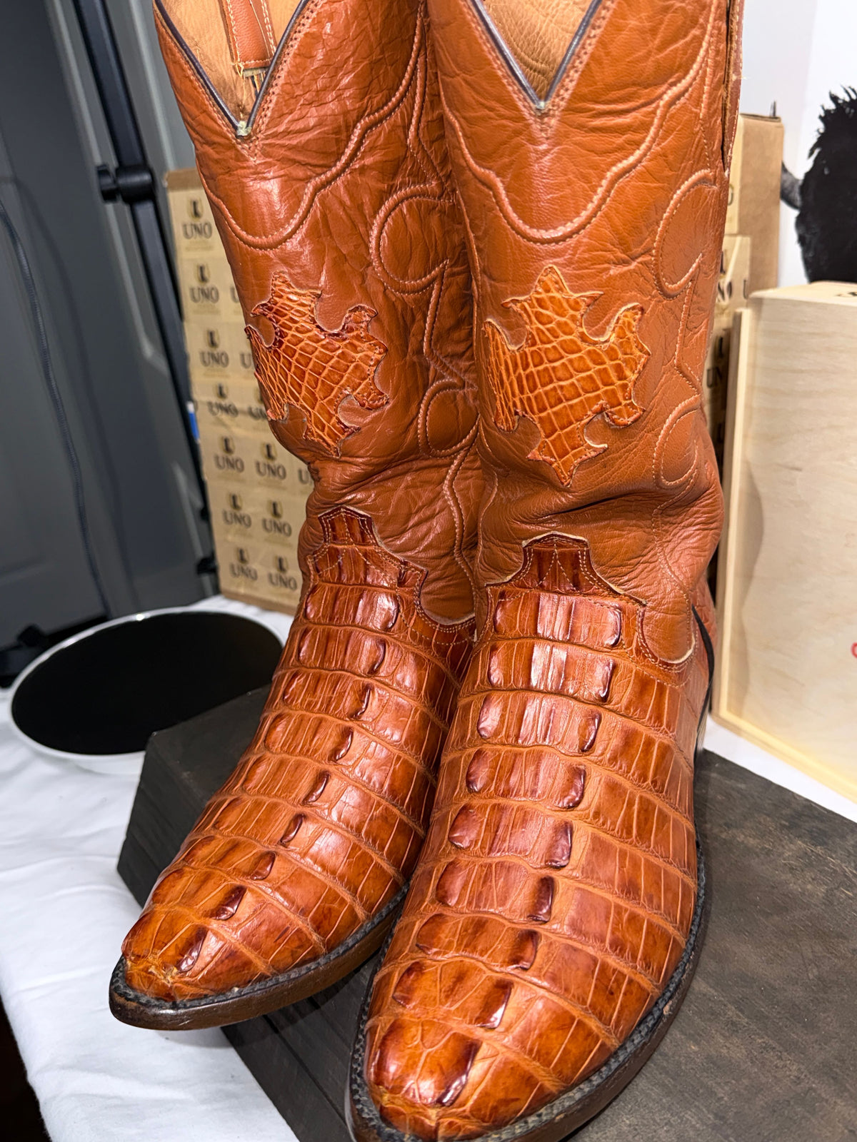 Handmade Cognac Caiman Hornback Tail Cowboy Boots – Men's 11EE – Exotic Western Boots - Image 3