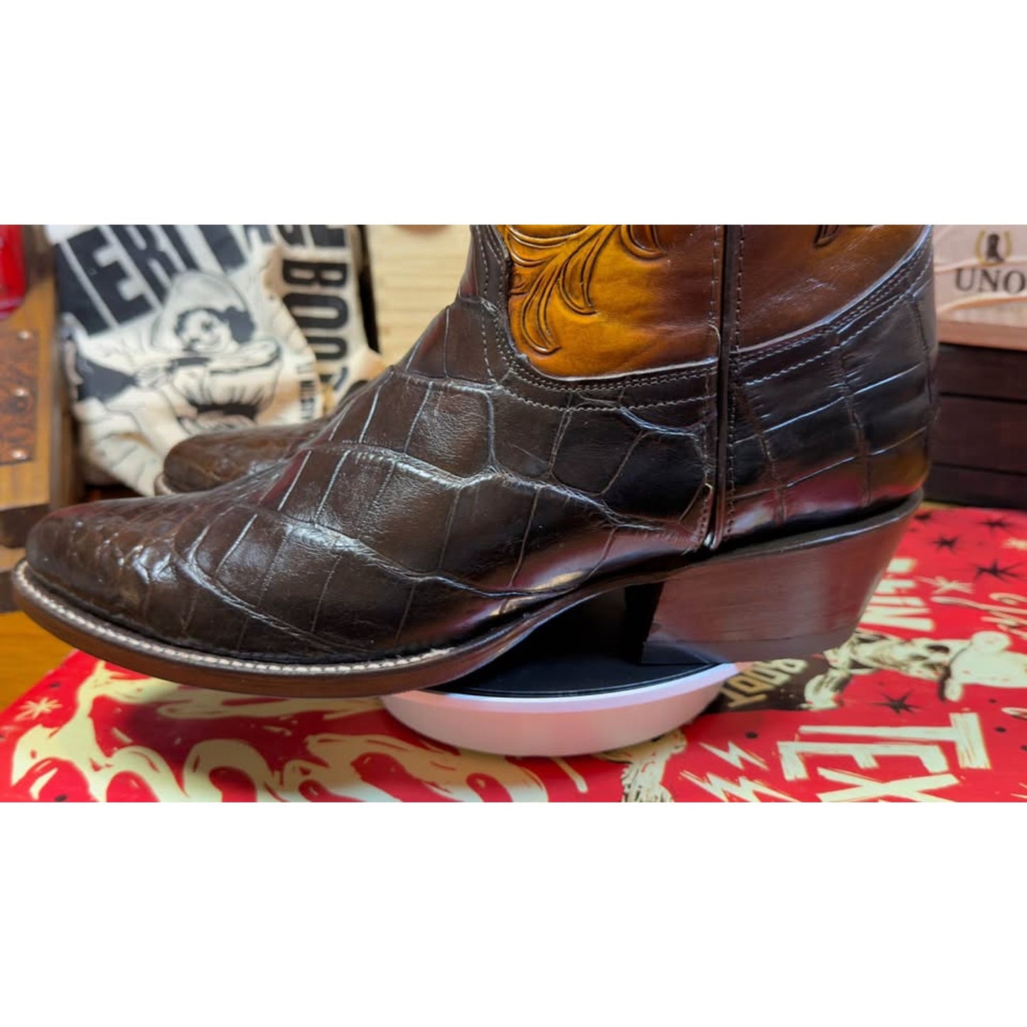 🐊 HANDMADE AMERICAN ALLIGATOR WESTERN BOOTS — SIZE 11.5D
Hand-Tooled Floral Shaft | Chocolate Allig