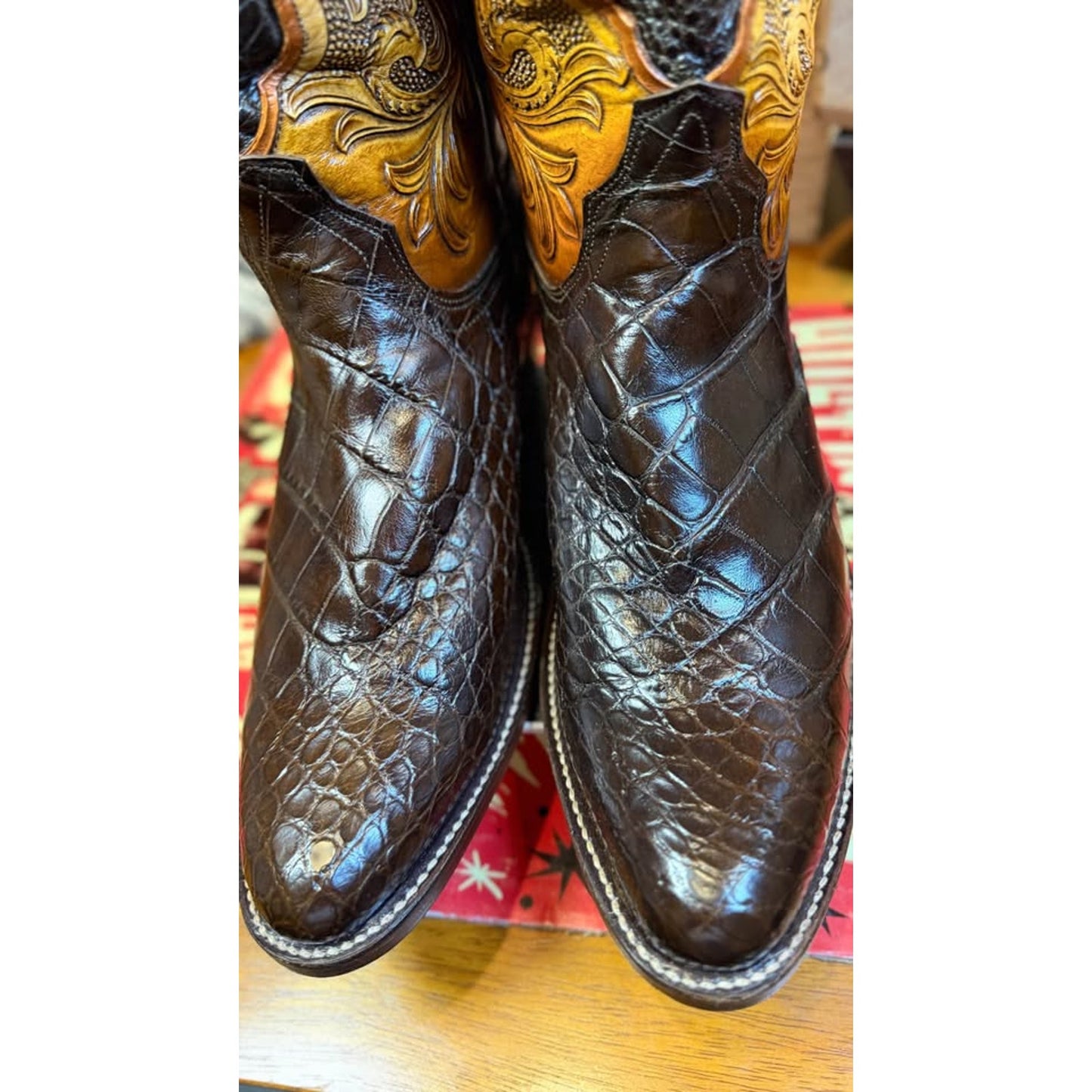🐊 HANDMADE AMERICAN ALLIGATOR WESTERN BOOTS — SIZE 11.5D
Hand-Tooled Floral Shaft | Chocolate Allig
