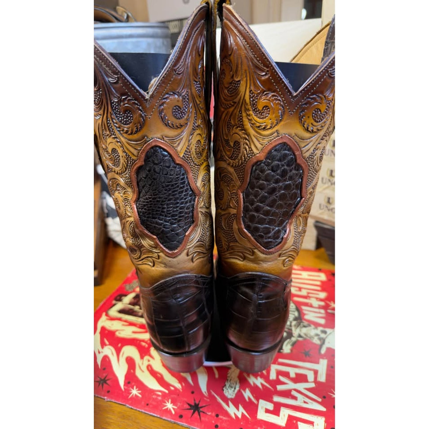 🐊 HANDMADE AMERICAN ALLIGATOR WESTERN BOOTS — SIZE 11.5D
Hand-Tooled Floral Shaft | Chocolate Allig