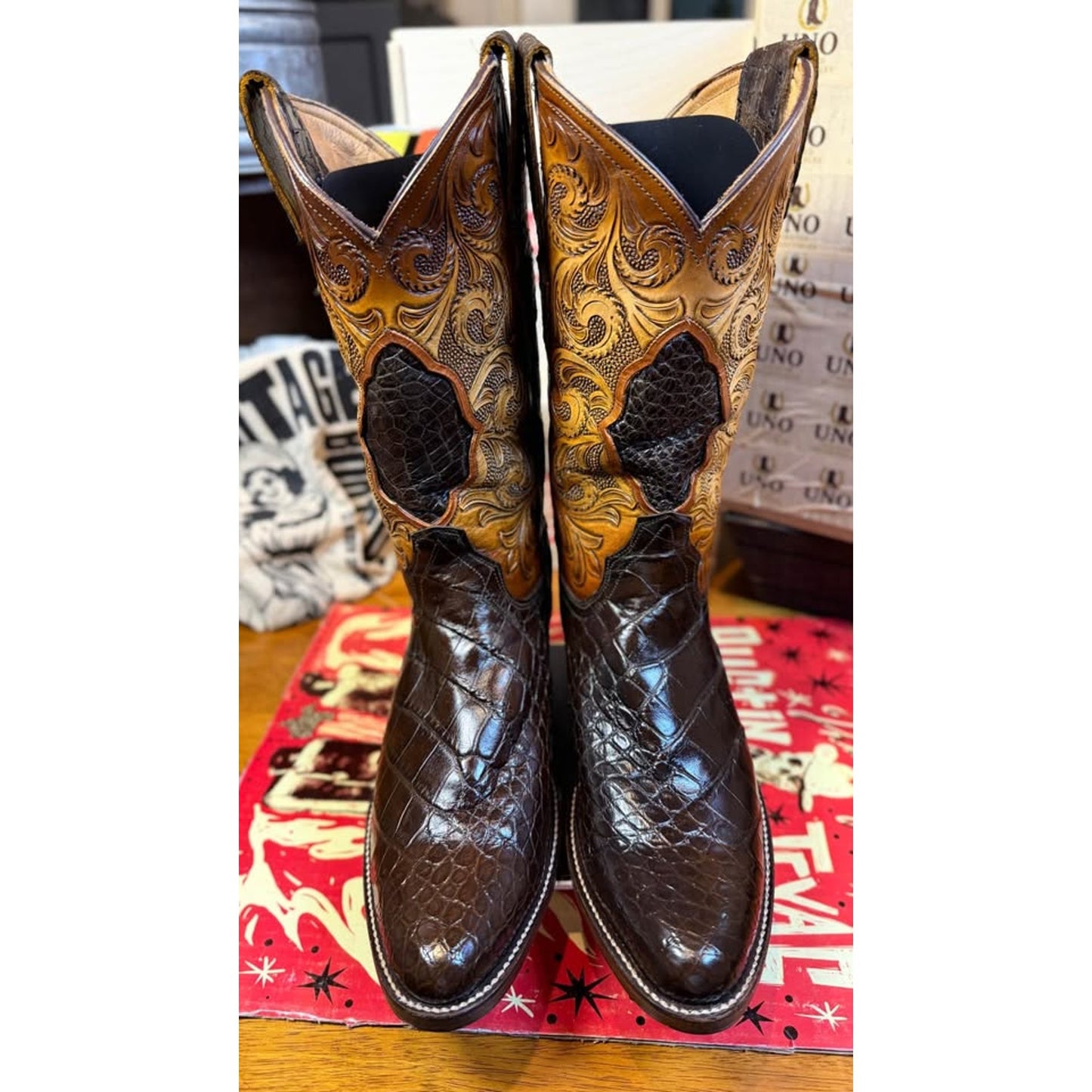 🐊 HANDMADE AMERICAN ALLIGATOR WESTERN BOOTS — SIZE 11.5D
Hand-Tooled Floral Shaft | Chocolate Allig