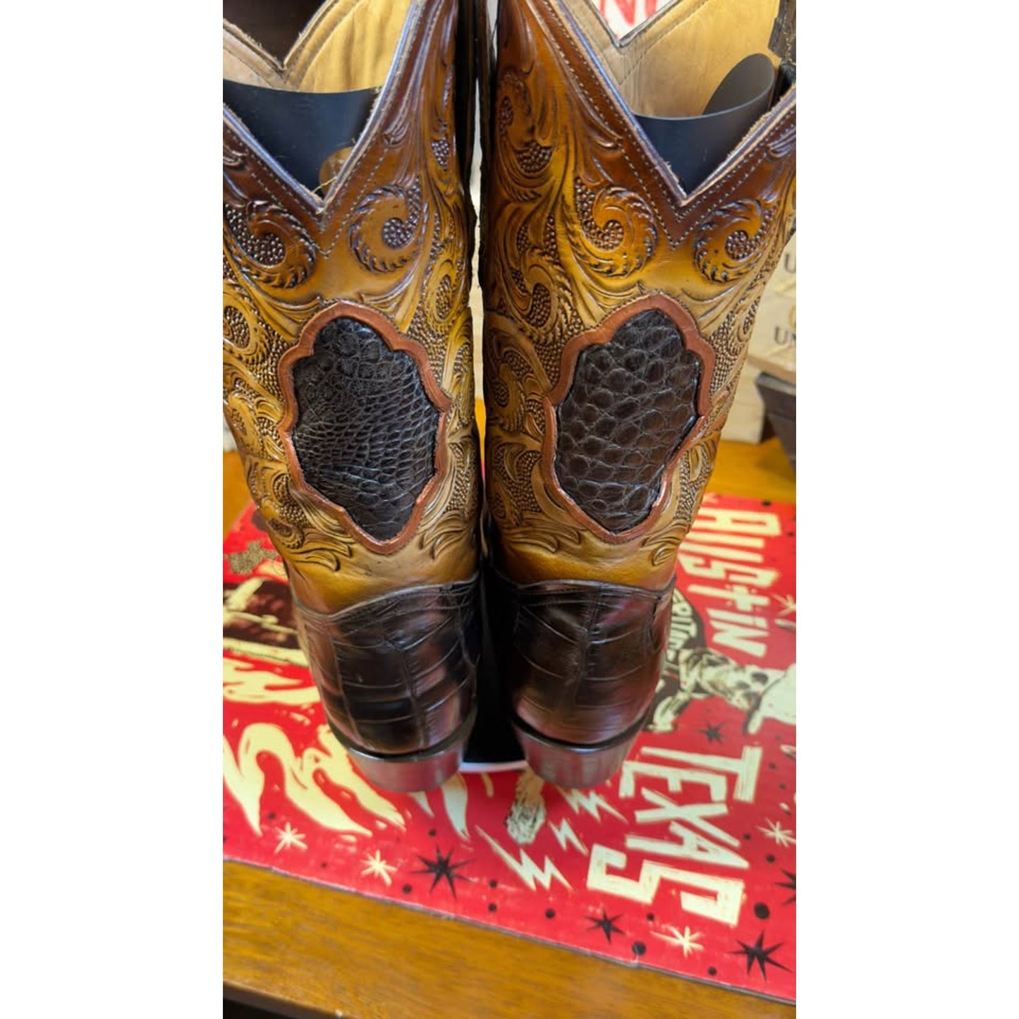 🐊 HANDMADE AMERICAN ALLIGATOR WESTERN BOOTS — SIZE 11.5D
Hand-Tooled Floral Shaft | Chocolate Allig