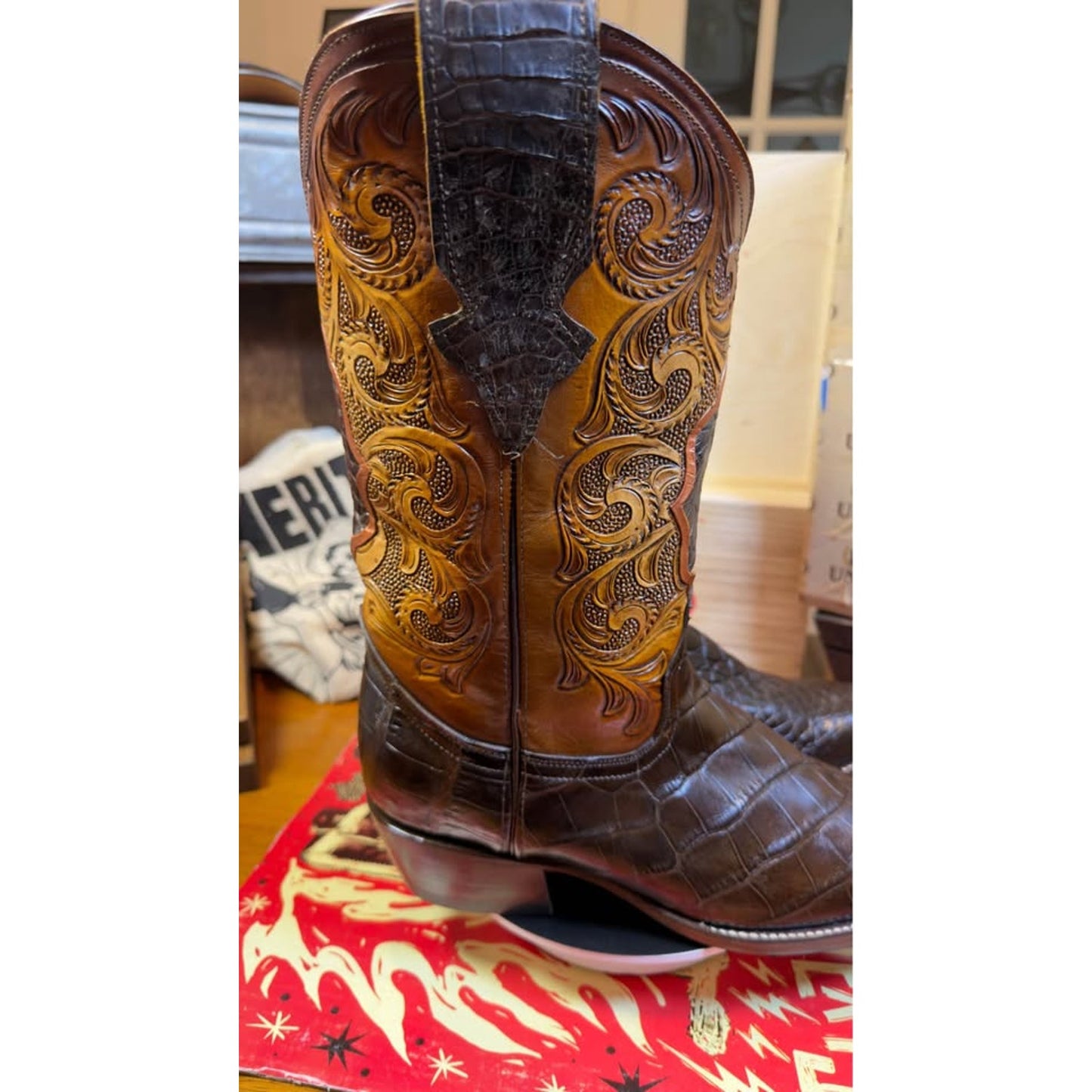 🐊 HANDMADE AMERICAN ALLIGATOR WESTERN BOOTS — SIZE 11.5D
Hand-Tooled Floral Shaft | Chocolate Allig