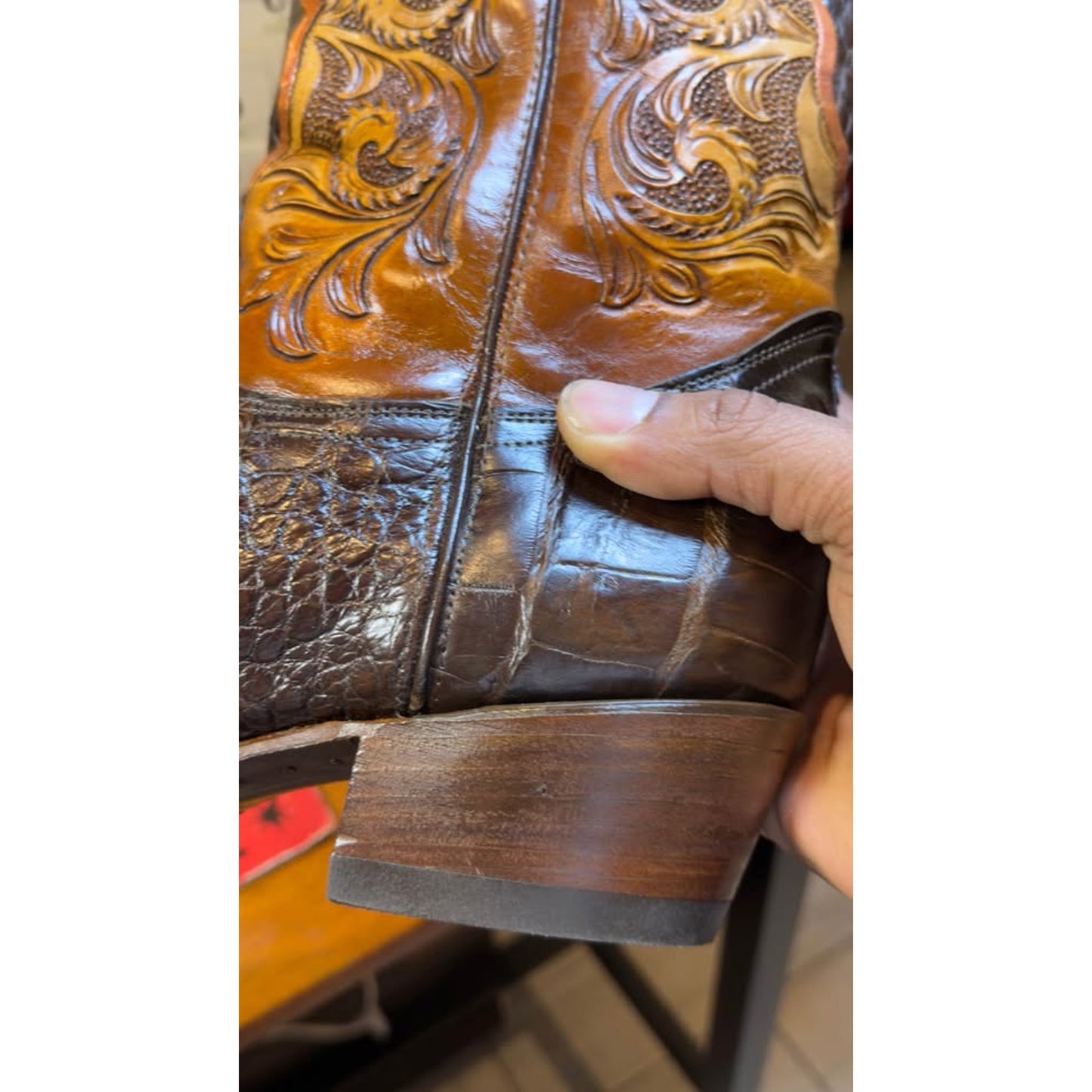 🐊 HANDMADE AMERICAN ALLIGATOR WESTERN BOOTS — SIZE 11.5D
Hand-Tooled Floral Shaft | Chocolate Allig
