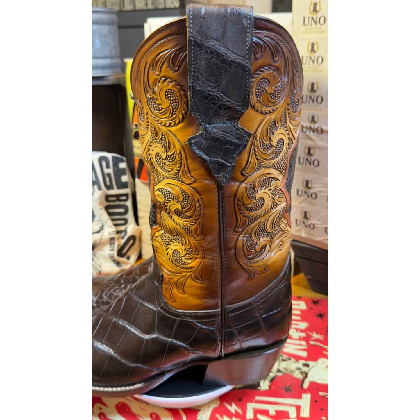 🐊 HANDMADE AMERICAN ALLIGATOR WESTERN BOOTS — SIZE 11.5D
Hand-Tooled Floral Shaft | Chocolate Allig