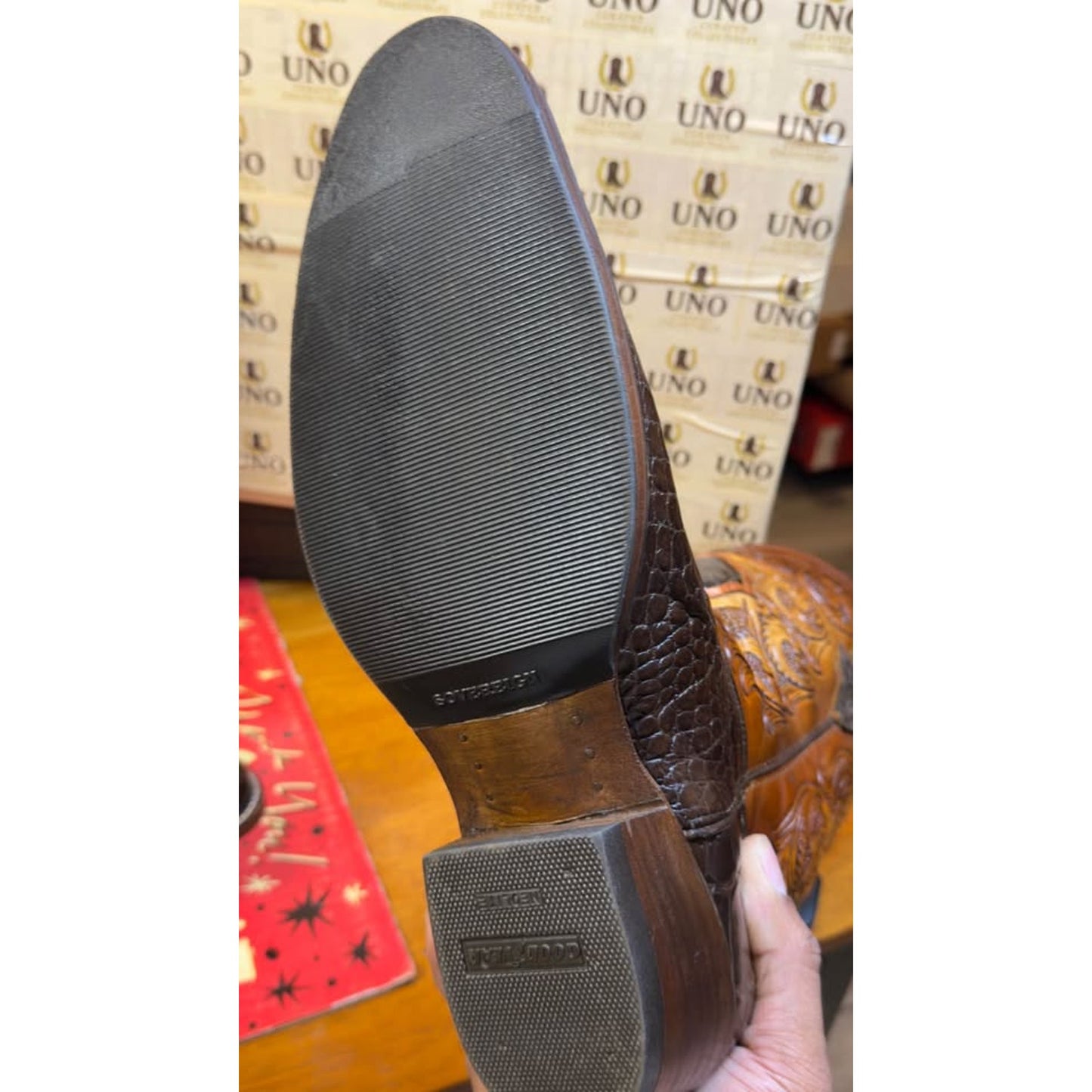 🐊 HANDMADE AMERICAN ALLIGATOR WESTERN BOOTS — SIZE 11.5D
Hand-Tooled Floral Shaft | Chocolate Allig