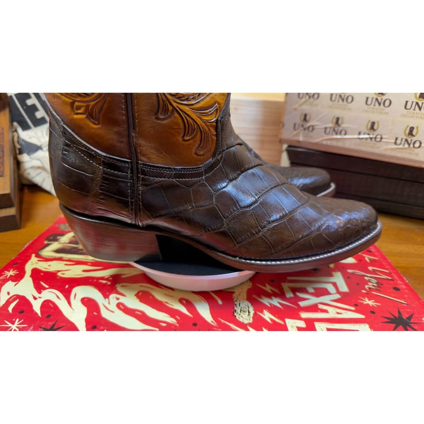 🐊 HANDMADE AMERICAN ALLIGATOR WESTERN BOOTS — SIZE 11.5D
Hand-Tooled Floral Shaft | Chocolate Allig